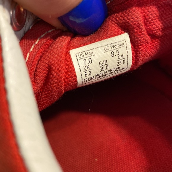 Red vans - Picture 8 of 8